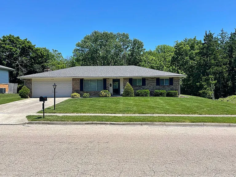 7610 Roselake Dr, Dayton OH 45414